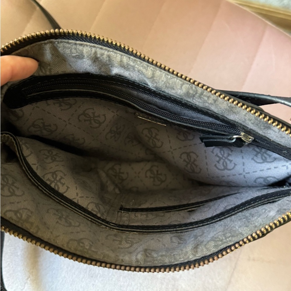 GUESS Elegant Black Crossbody Bag - Picture 3 of 4